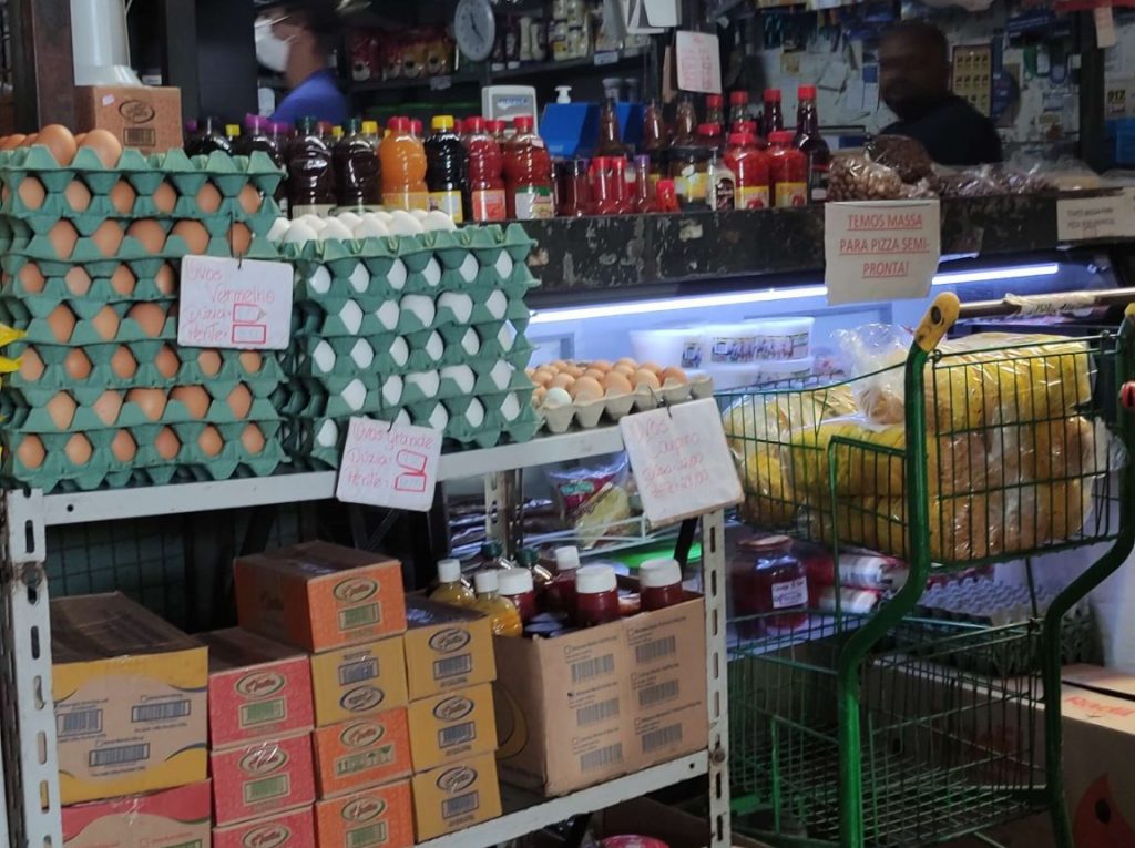 Ovos de galinha, entre outros produtos, em um estande do Mercado Central de Contagem